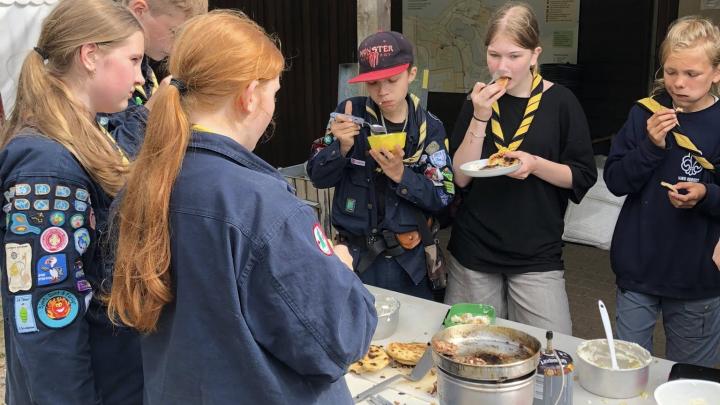 troppen på madaktivitet på sommerlejer. 